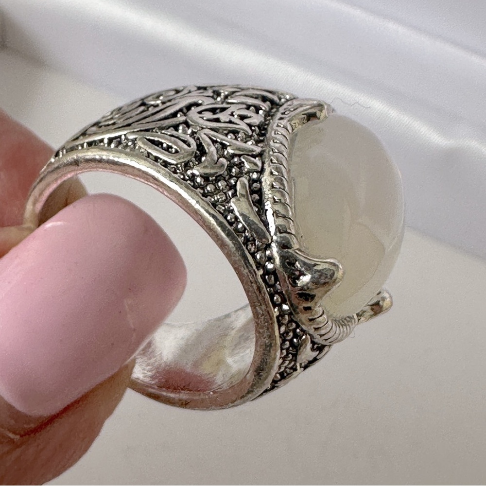 Vintage Unisex Ring Inlaid Moonstone/Egg Shape Retro Flower .